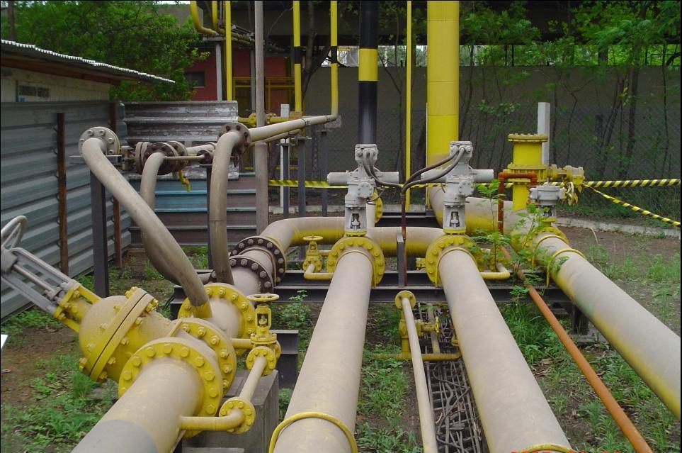 dentro de um complexo industrial. Tanques pulmão, Centrais de Distribuição de Gases.