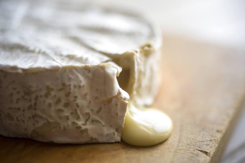 GORGONZOLA O gorgonzola é considerado o primeiro queijo azul da história e existe há mais de mil anos (tem origem no norte da Itália,na região da Lombardia).