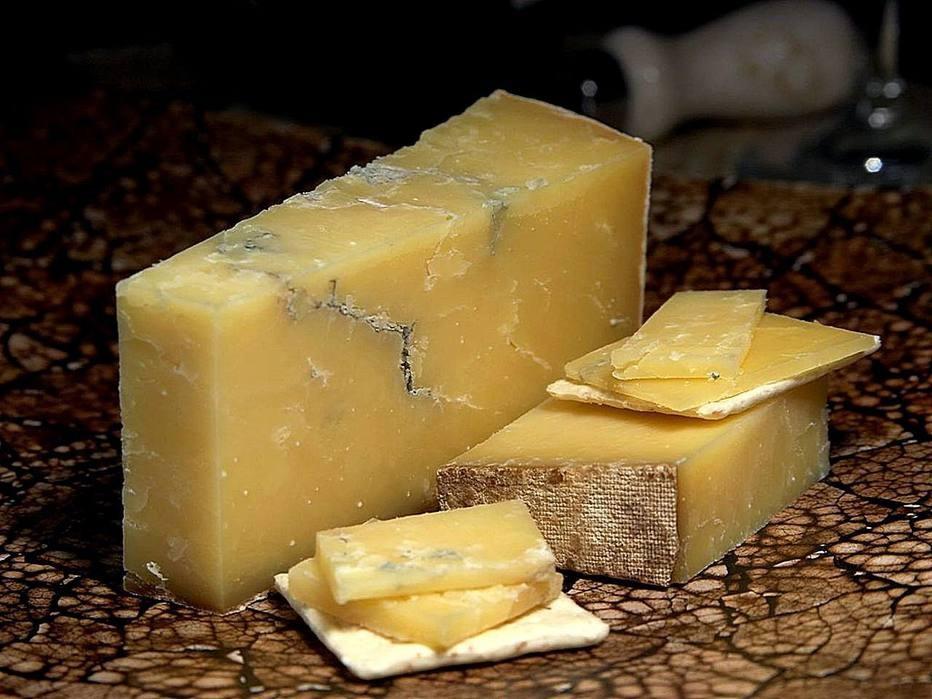 CHEDDAR MONTGOMERY Diferentemente do cheddar que consumimos no Brasil, o original é classificado como queijo duro e o nome vem da aldeia de Cheddar, no condado