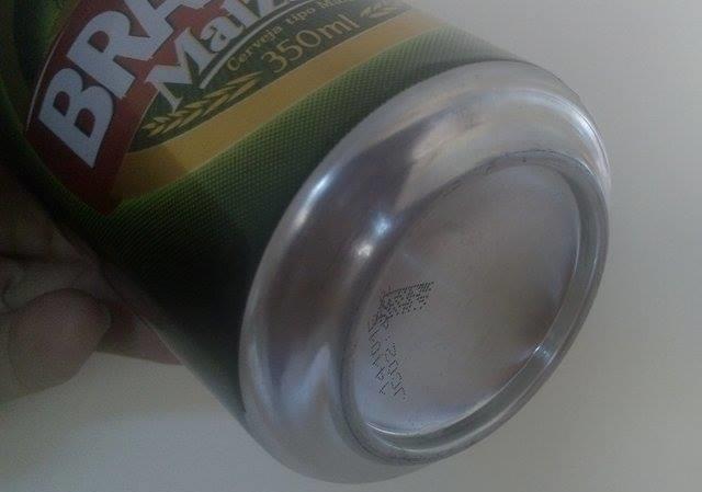 16 Fundo da lata de refrigerante/cerveja É fácil perceber que o fundo da lata é uma superfície curva. Essa curva é obtida rotacionando uma catenária em torno do seu eixo de simetria.