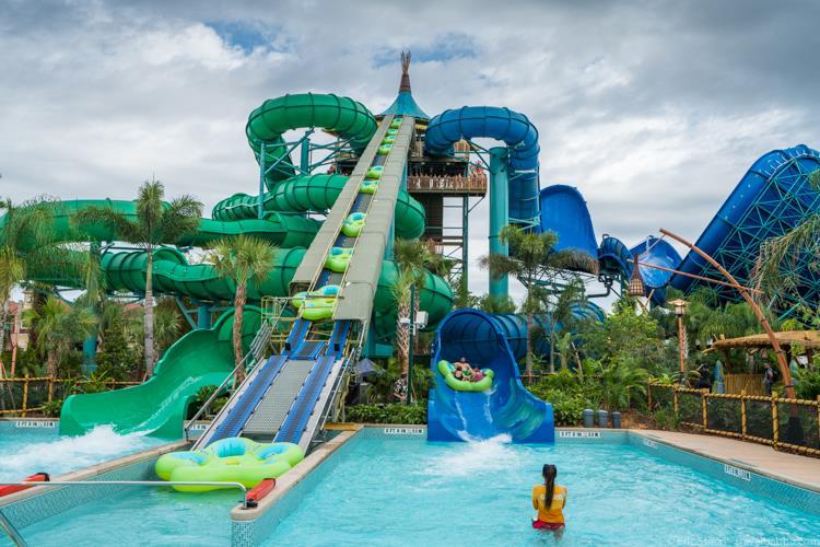 Waturi Beach: Uma cintilante piscina multidirecional de ondas, onde os visitantes podem nadar, relaxar na areia ou em cabanas privativas de um ou dois andares.