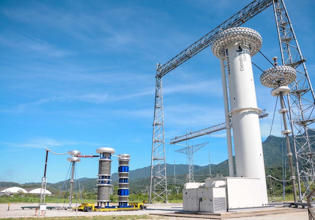 Laboratório de Ultra-Alta Tensão Externo (em construção) Considerando a necessidade de transmissão de grandes blocos de energia, o Cepel tem investido em tecnologias de transmissão em longa