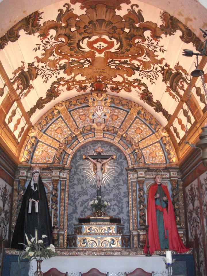 Sob o altar