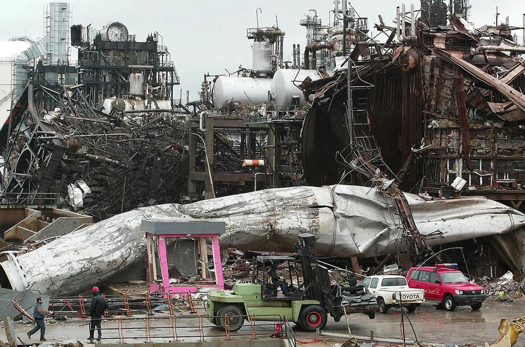Explosão da Caldeira (2004)- planta de GNL e refinaria 27 trabalhadores mortos, 74 feridos e prejuízo de US$ 800 milhões; Causa: Problemas de manutenção- incrustações nos