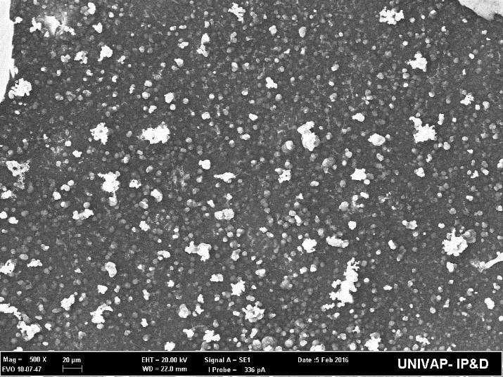 Figura 5. Microscopia Eletrônica de Varredura (MEV) da superfície do alumínio recoberto com polipirrol (depositado a 0,8 V), exposto ao meio corrosivo 0,1 mol.l -1 de NaCl.