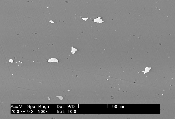 88 Figura 5.1: Imagem obtida em microscópio eletrônico de varredura, com aumento de 800x, da superfície polida da liga de alumínio 7475-T761. Tabela 5.
