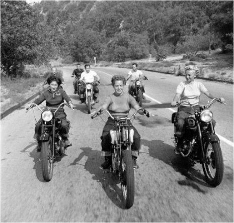 Olhando a foto dessas pioneiras sobre duas rodas mal dá para acreditar que houve um tempo em que era possível andar de moto sem capacete e sem ser multado.