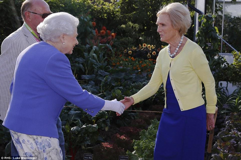 A Rainha também fez uma aparição no show de flores e cumprimentou calorosamente a chef Mary Berry no BBC Radio 2 Feel Good Gardens.