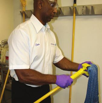 Decapagem de pisos continuação Commit 2 Clean TM/MC Programa de Tratamento de Pisos 16 Limpe os equipamentos e retorne-os aos seus lugares adequados.