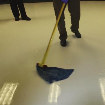 Lembre-se: ISe o piso estiver excessivamente sujo, você pode aumentar o TEMPO de permanência da solução de limpeza no piso.