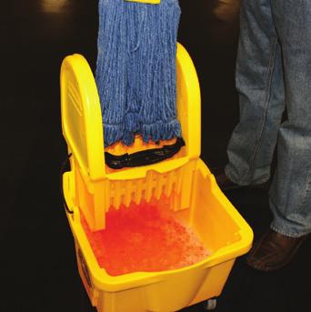 Esfregamento da camada superior continuação 7 Ao usar uma máquina rotativa, aplique abundantemente a solução de limpeza no piso.