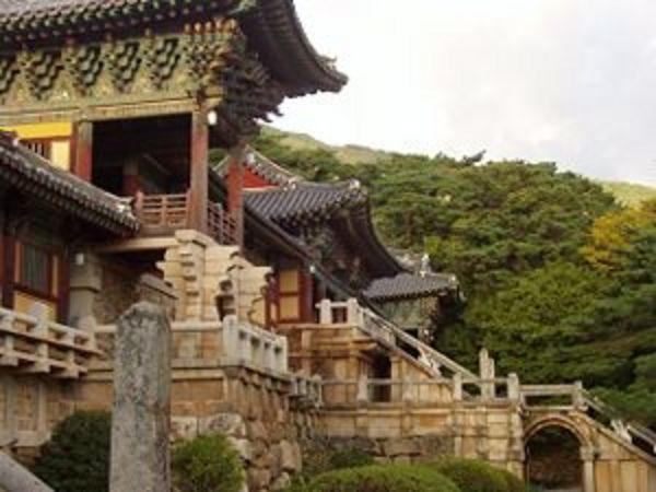 Gyeongju Por mil anos, até o século X, foi a capital da dinastia Silla. Atualmente a cidade parece um museu a céu aberto.