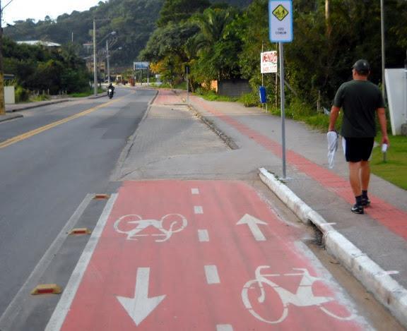 Figura 65. Ciclofaixa com tachões da Rua José Boiteux, na Cachoeira do Bom Jesus.