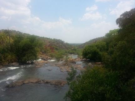 A área agrícola esta localizada na margem ocidental do rio Cutato, no município do Cuvango, Província da Huíla.