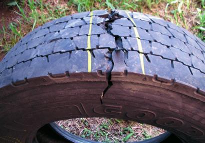 QUEBRA POR IMPACTO Ruptura no sentido radial localizada na estrutura do pneu, quebra na superfície interna, ocasionando separação nos fios de aço, quebra no flanco,