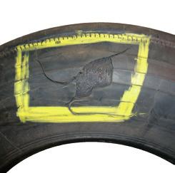 DESLOCAMENTO (VEIA) NO FLANCO DO PNEU Saliência radial no flanco do pneu. Separação nos fios de aço da estrutura do pneu ocasionado por impacto com objeto no trecho.