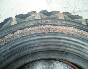 CONTATO COM PEÇA DO VEÍCULO/EQUIPAMENTO Desgaste ou cortes uniformes no flanco do pneu.