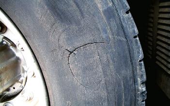 ROÇAMENTO Abrasão em extensas áreas do flanco do pneu, geralmente em toda a sua circunferência. Roçamento em obstáculos na pista ou em guias.