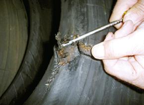 transporte e manuseio incorreto do pneu. Retire o pneu de uso.