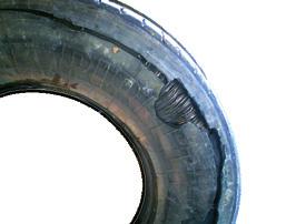 ESTRUTURA DO PNEU DANIFICADA Rachadura cincunferencial no flanco da estrutura do pneu.