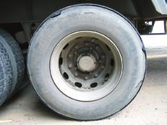 trecho, tais como cabeceiras de pontes, tachões, buracos e meio-fio. Retire o pneu de serviço.