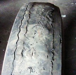 quebradas ou fadigadas, desbalanceamento, folgas ou descentralização do conjunto. Retire o pneu de serviço antes que o desgaste atinja as lonas.