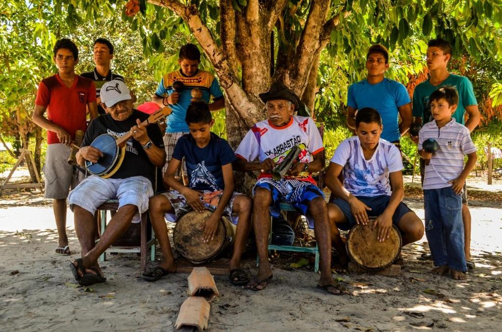 Mestre Roque Santeiro e o Grupo de Carimbó Mirim do Espaço Cidadão Tio Milico, na vila de Fortalezinha.