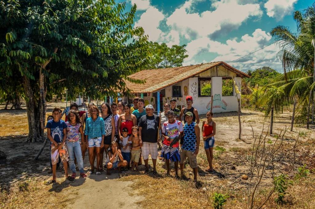 Crianças e adolescentes aprendizes, com suas mães, Professoras, Mestre Roque Santeiro e o coordenador Senhor Preto, em frente ao Espaço Cidadão Tio Milico.