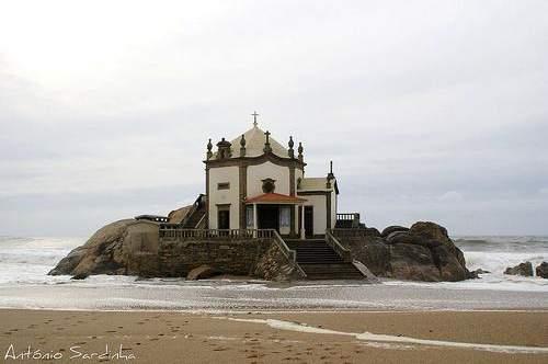 Frente Atlântica do Porto Caraterização do Concelho de V. N. Gaia A cidade de Vila Nova de Gaia situa-se no Norte de Portugal, na margem esquerda do rio Douro. Com mais de 302.