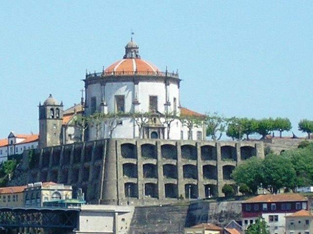 O Cais de Gaia, os barcos Rabelos e o Mosteiro da Serra do Pilar são marcas da cidade que a transformam numa varanda sobre o Douro e sobre o Porto.
