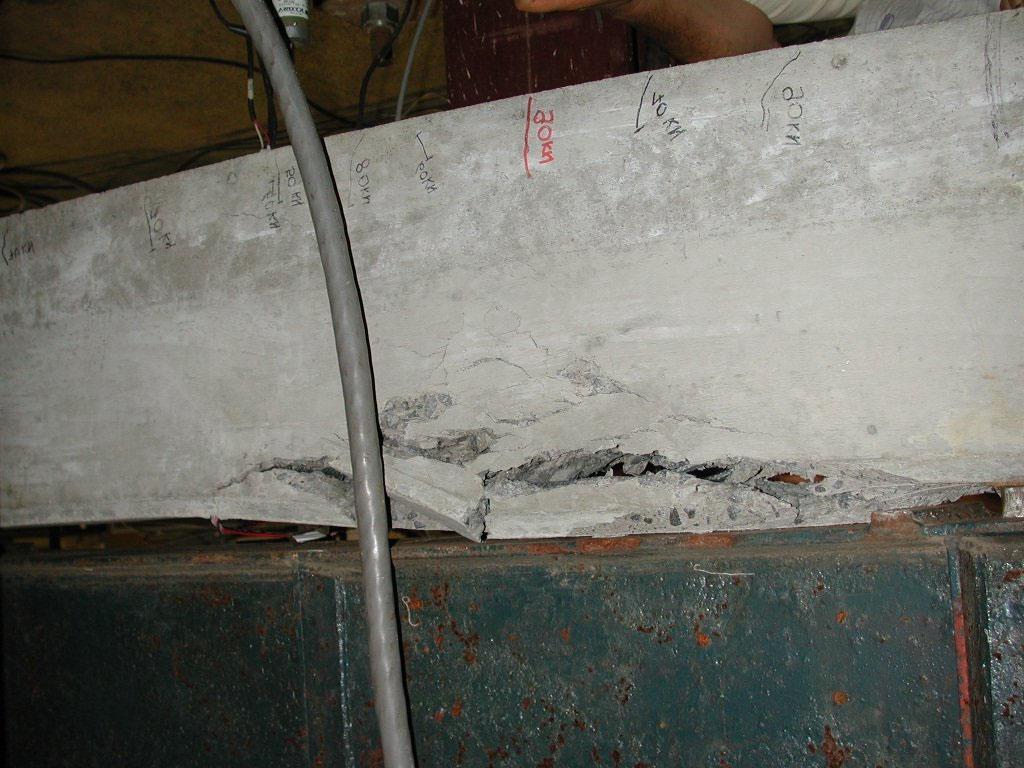 CAPÍTULO 5: Análise experimental 136 ruptura do concreto se deu na região de flexão pura da viga (entre os pontos de