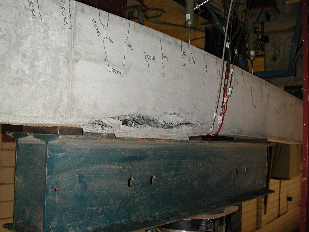 Nas barras de aço da armadura de compressão ocorreu flambagem após o esmagamento do concreto.