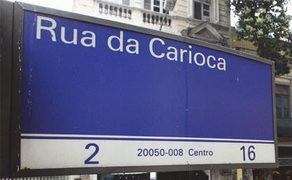 PÁGINA 7 4- Releia este outro trecho com os seus colegas: Em cada rua, na esquina, uma placa pequenina. João quis saber: O que é aquela placa, mãe? Todas as esquinas têm placas assim.