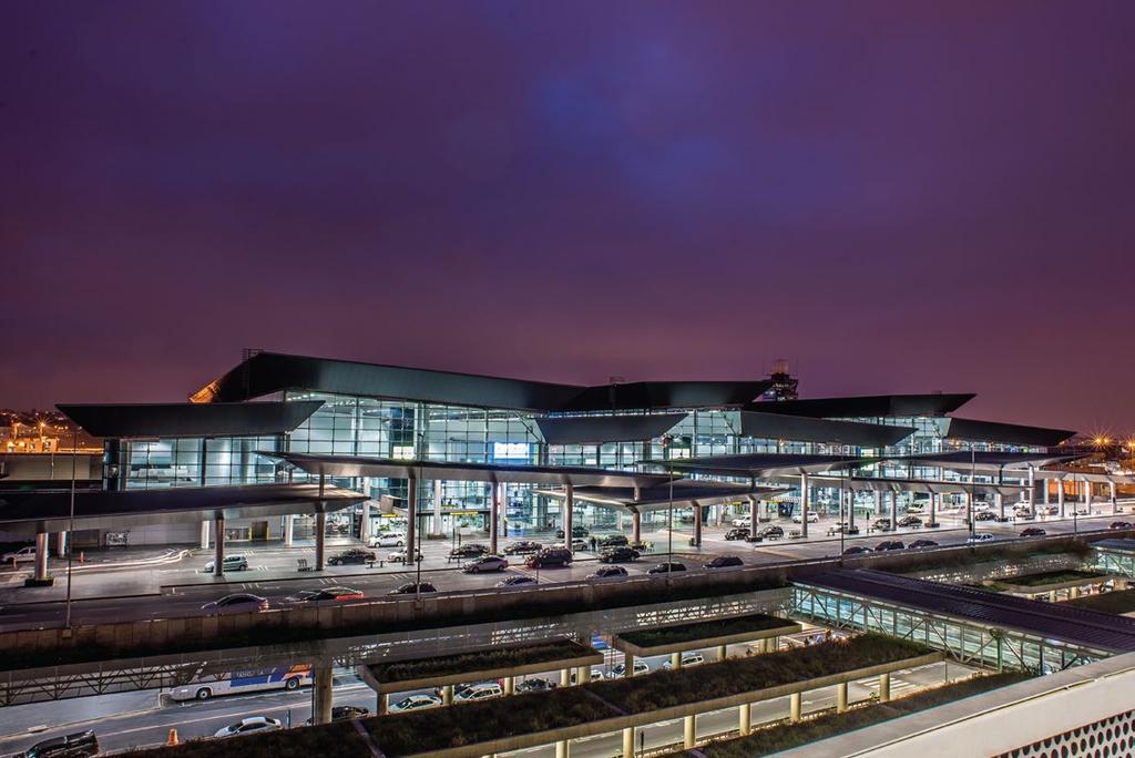 Terminal 3 Estrutura aparente na fachada de vidro Utilização de filme de privacidade Ocultadas com sucesso as estruturas aparentes Guarulhos São Paulo - Brasil translúcido, comprometendo a estética