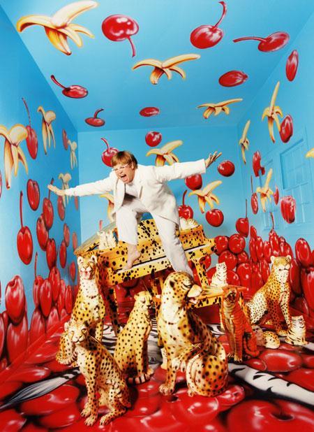 LACHAPELLE, David. Elton John em casa. 1997. Disponível em: <http://educacao.uol.com.br/disciplinas/artes/fotografia-2-tecnologia-e-arte.htm>. Acesso em: 26 out. 2015. 11h.