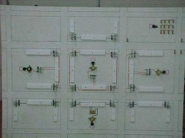 Maquete da Rede de Distribuição Subterrânea simulando a quadra central, com possibilidade de conexão com outras quatro quadras, utilizando quatro Chaves