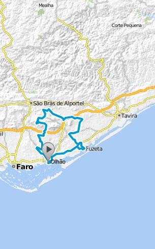 Depois de alguns quilómetros a pedalar em terreno plano pela EN 125, com a atenção especialmente focada no trânsito intenso, chega a oportunidade para descontrairmos rumo ao interior