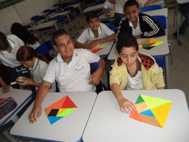 De acordo com Dias e Sampaio (2010) o estudo da Geometria deve possibilitar aos alunos o desenvolvimento da capacidade de resolver problemas práticos do