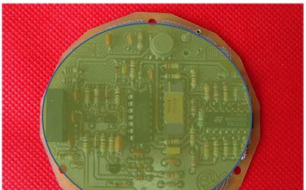 A Sonda de Langmuir Simplificada (SLP) o A sonda de Langmuir do INPE é mantida num potencial positive com relação ao resto do satelite.