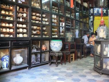 Desembarque e regresso a Hanoi com paragem na típica vila Phu Lang, famosa pela sua produção de cerâmica centenária. Chegada a Hanoi e transfere ao aeroporto Noi Bai.