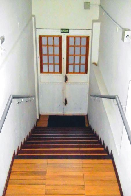 escada (B) As iluminações de emergência, visando à proteção da comunidade escolar, estão posicionadas na horizontal,