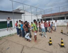 Ainda nessa semana, seguimos com um mini circuito de atividades físicas fora da sala de aula, trabalhando o contato direto dos estudantes com a quadra de areia, único espaço natural que a escola