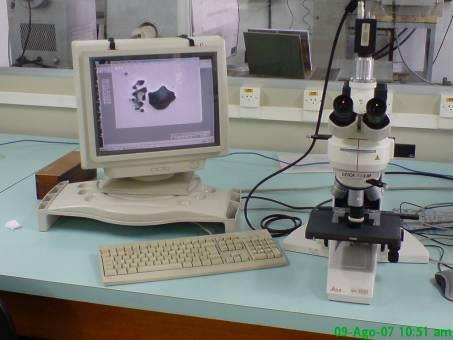 As análises de estereologia quantitativa foram conduzidas com auxílio do software Metallurgy, parte integrante do sistema acoplado ao microscópio LEICA DMLM (mostrado na Figura 1).