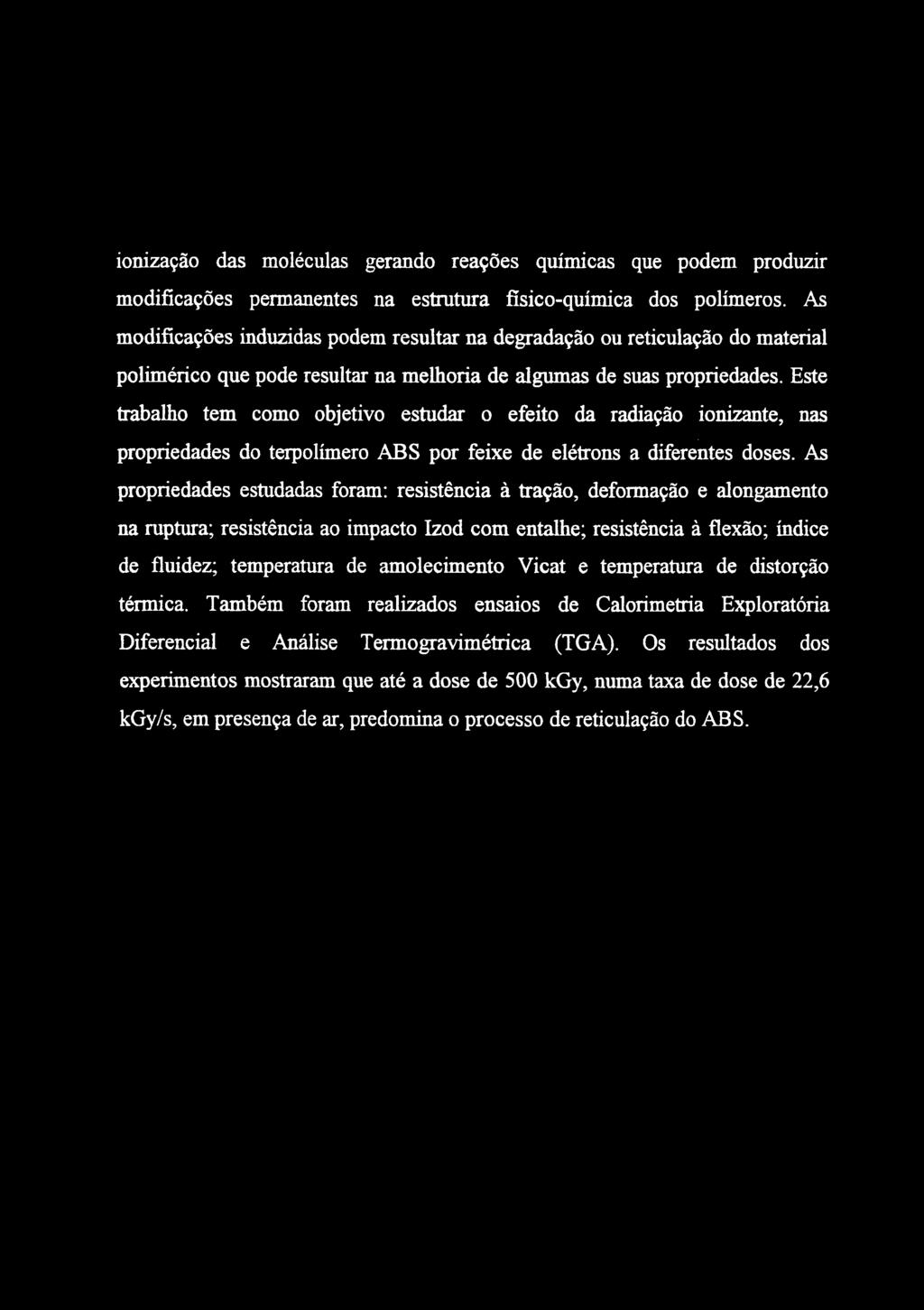 ionização das moléculas gerando reações químicas que podem produzir modificações permanentes na estrutura físico-química dos polímeros.