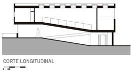 distribuição do programa em meios-níveis, e, em alguns casos iluminação zenital. Figura 09: Corte da residência J.G.Benvedutti (1959). Fonte: Re-desenho da autora, 2010.