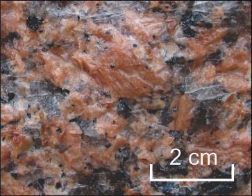 Figura 16. Sienogranito Vermelho Capão Bonito Quanto ao microfissuramento percebe-se que a rocha apresenta uma família de microfissuras em sua maioria transgranulares.