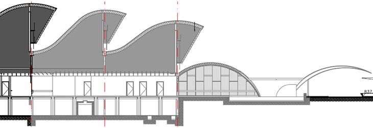 As paredes externas são alvenarias de tijolo, propiciando um ritmo de construção mais lento, além de dificultar as futuras manutenções e ampliações do edifício (Figura 5).