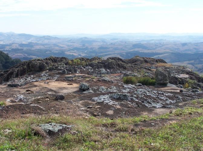 17 Foto 2: Vista parcial do afloramento rochoso da Pedreira de Granito Califórnia Brown, Caldas, Minas Gerais.