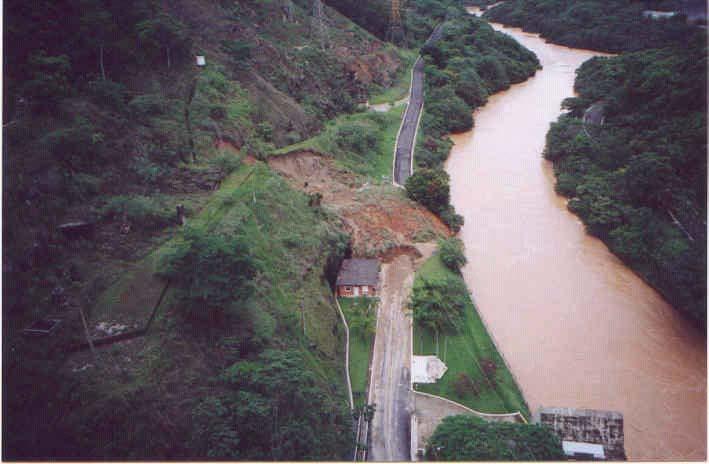 2.1 - FASE PRELIMINAR - REMOÇÃO E INSPEÇÃO O deslizamento ocorreu no dia 02 de janeiro de 2000, quando foi