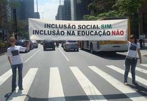 3 6 Esse sólido enquadramento jurídico gera a controvérsia que motivou a mobilização na avenida Paulista no Dia Nacional do Surdo.